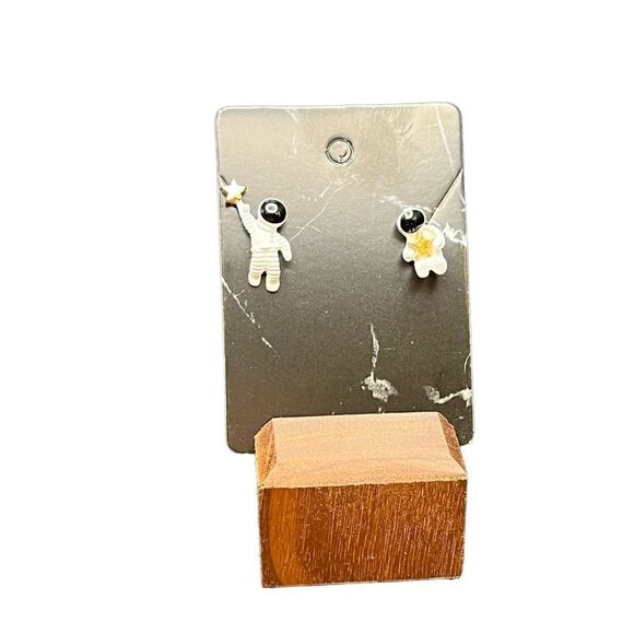 New! Astronaut and Star Asymmetrical Earrings - Picture 2 of 4